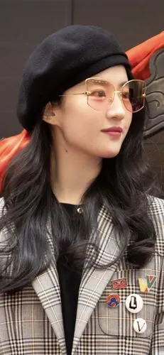 刘亦菲戴眼镜的造型还是11年前的恋爱通告里最好看吧