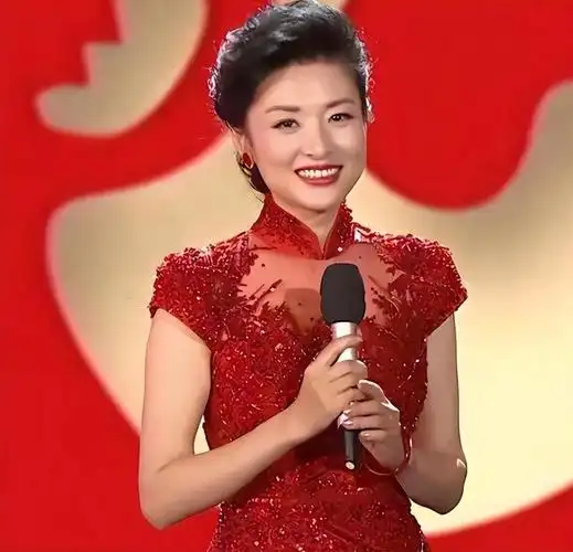 事实证明,这一次56岁的周涛,走上了和董卿"截然相反"的道路