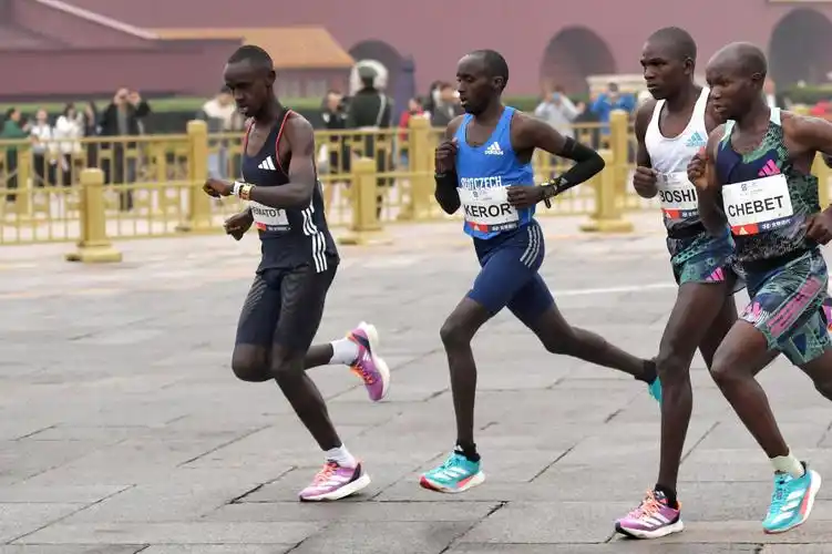 田径——2023北京马拉松开赛-腾讯新闻