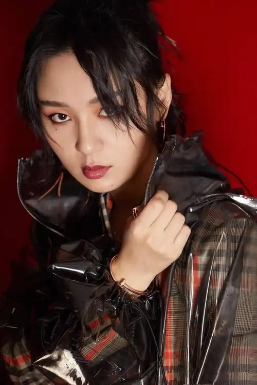 周笔畅穿透明雨衣还要踩金皮靴这次终于知道女人味多重要了