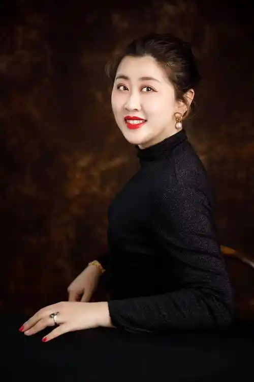 今天与大家分享的是上海歌剧院女高音歌唱家杜欣欣带来的美妙歌曲《我