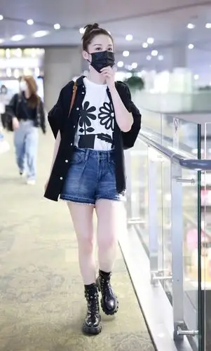白色上衣牛仔短裤李沁穿出了清新清爽时尚的夏季气息