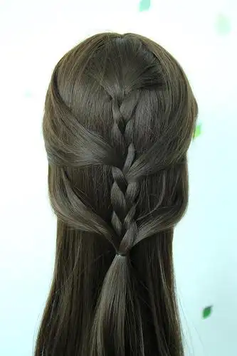 长发简单编发效果图:在学之前我们先来看一下最终效果图,两侧头发往后