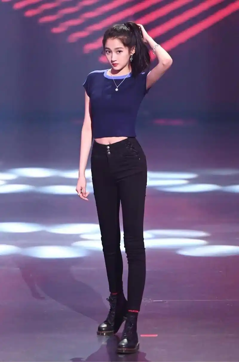 22岁关晓彤跳团舞,动作奔放身体扭成s型,怎么看都不像22岁