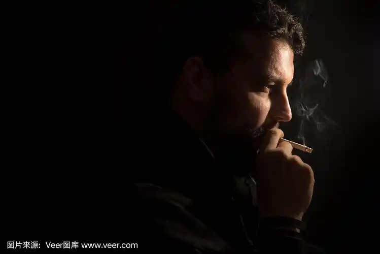 男人吸烟