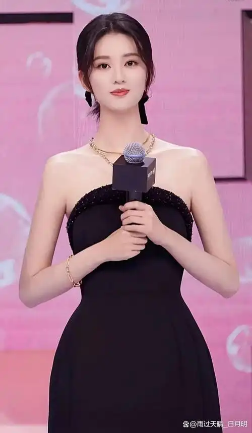 90后美女明星乔欣清新脱俗,给人一种亲切可爱的邻家女孩的感觉