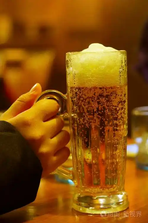 啤酒杯在手里照片-正版商用图片13rzfp-摄图新视界