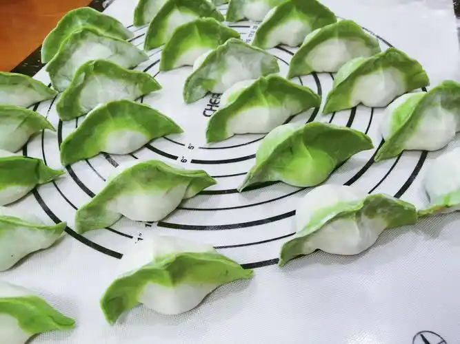 手工百财饺子加上它颜色更漂亮 手工百财饺子加上它颜色更漂亮的做法