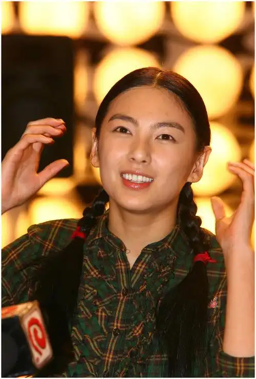 张雨绮11年前全素颜出镜,笑容灿烂显稚嫩,当时的她还是单眼皮