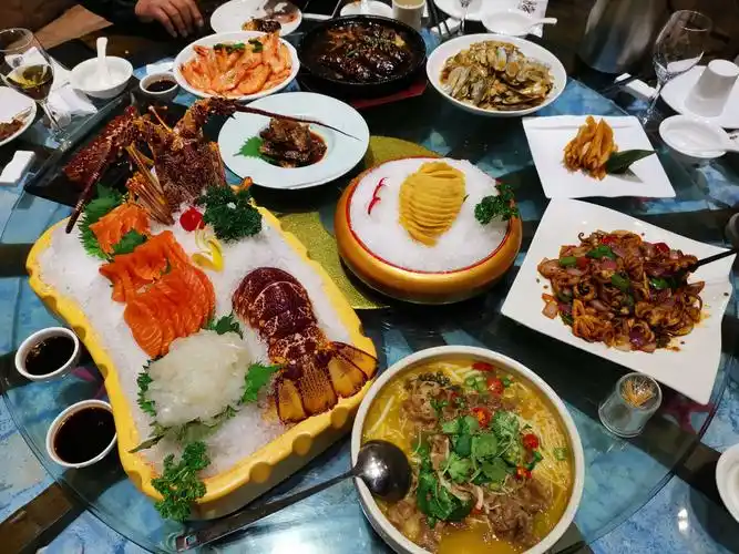 一桌十分丰盛的海鲜大餐.