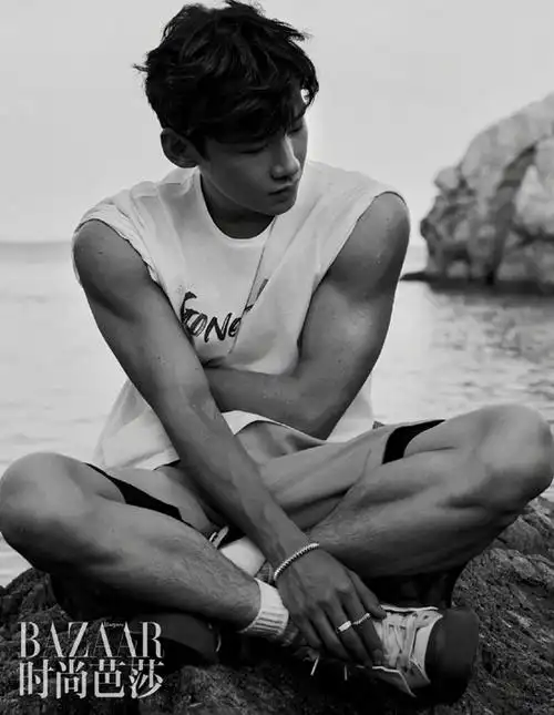 白敬亭踏浪而来曝时尚大片撩衣秀迷人肌肉线条