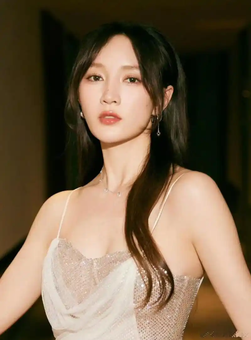 孟佳的抹胸装扮既时尚又性感,展现了她独特的个人魅力,让人无法移开