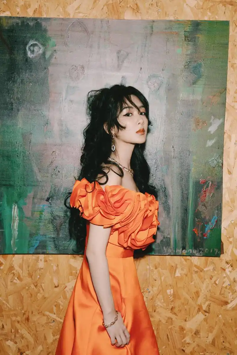 时尚芭莎红毯:赵丽颖的背,杨颖的腿,热巴的锁骨,杨紫的嘴