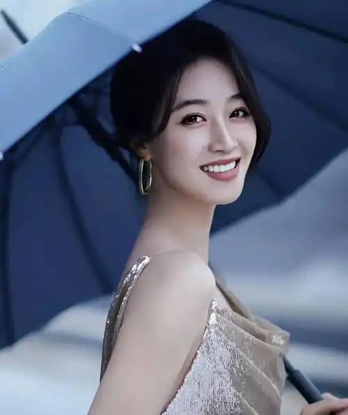 蓝盈莹一身金背裙美得让人心跳加速!_时尚_来自_图片