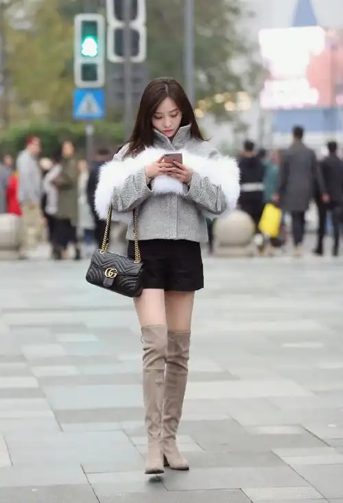 不过,穿靴子的时候也要注意,靴子的密封性比较强,脚臭就不多说了,回家