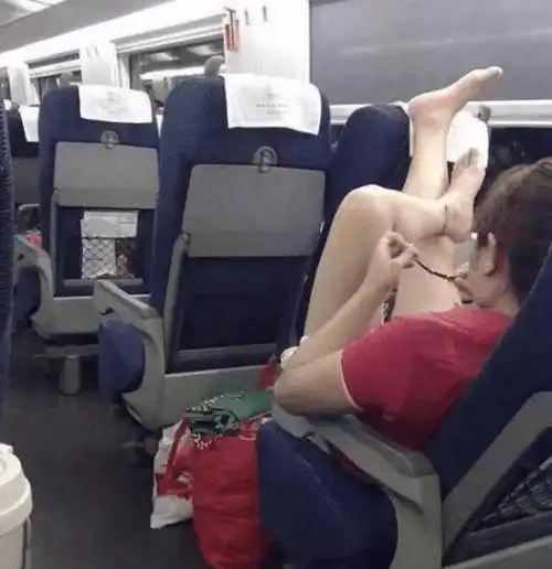 "大姐,坐高铁注意点形象吧,你的亮点都一览无余了!