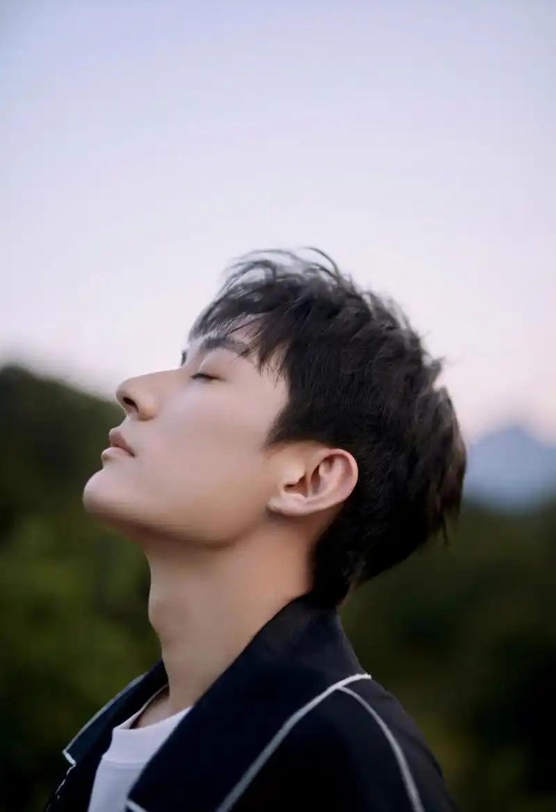 刘学义也很帅呀,古装和现代装都很帅气.