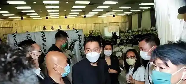 刘德华父亲葬礼今日举行六兄妹罕齐聚哭丧现场数十万粉丝哀伤