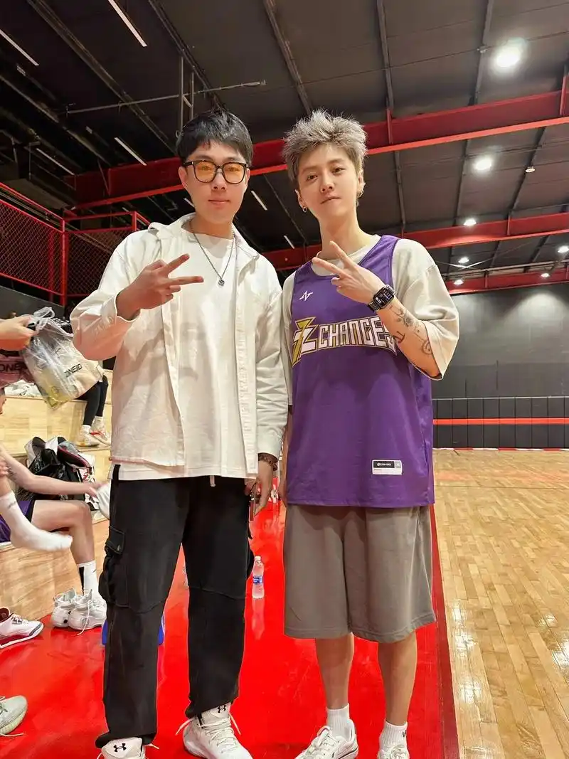 偶遇超鹿打球.听到这首歌你想起了谁#鹿晗 #邓超 #筋斗云篮 - 抖音