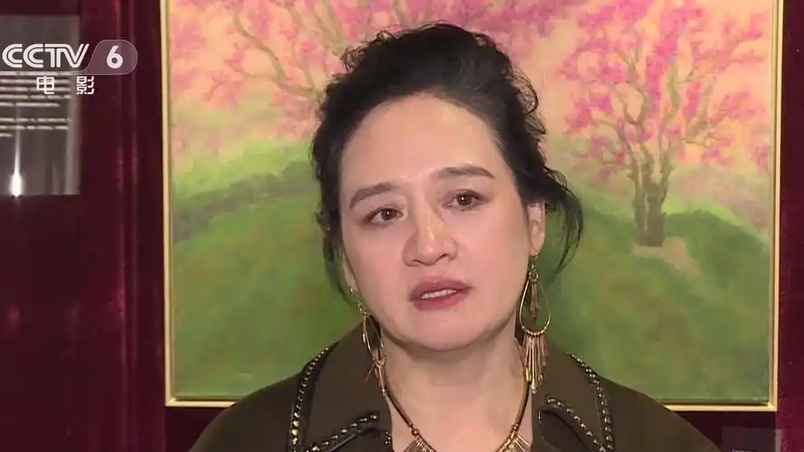 "乡愁"伍宇娟艺术展北京开幕 张丰毅到场支持