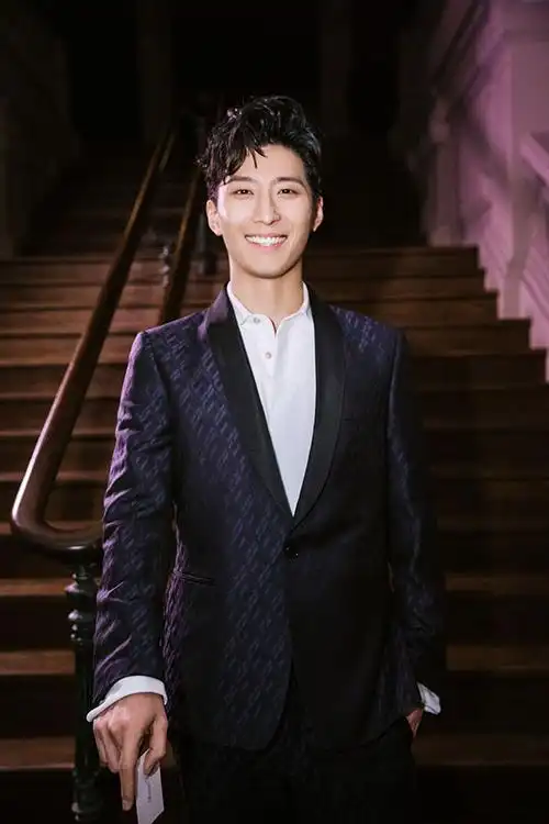 窦骁解锁时尚新身份 异国行演绎英伦新风-搜狐大视野-搜狐新闻