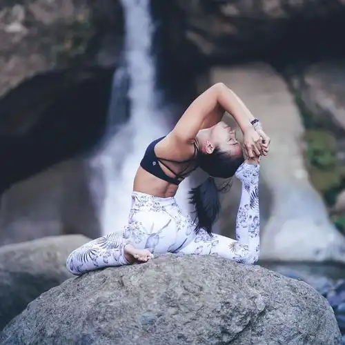 "冻龄女神"贾静雯近日美照:穿衣有范身材苗条,常练瑜伽就是好