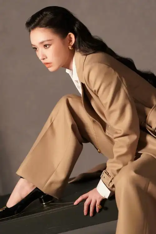 姐姐背头造型也完美抗住了,老公姐杀我~#林允背头风衣