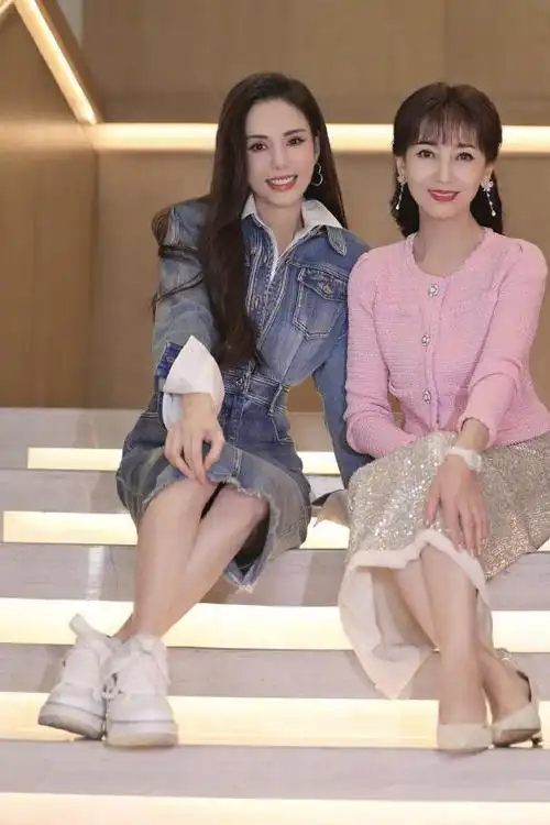 赵雅芝与李若彤同框,两大不老女神完美诠释岁月不败的美人