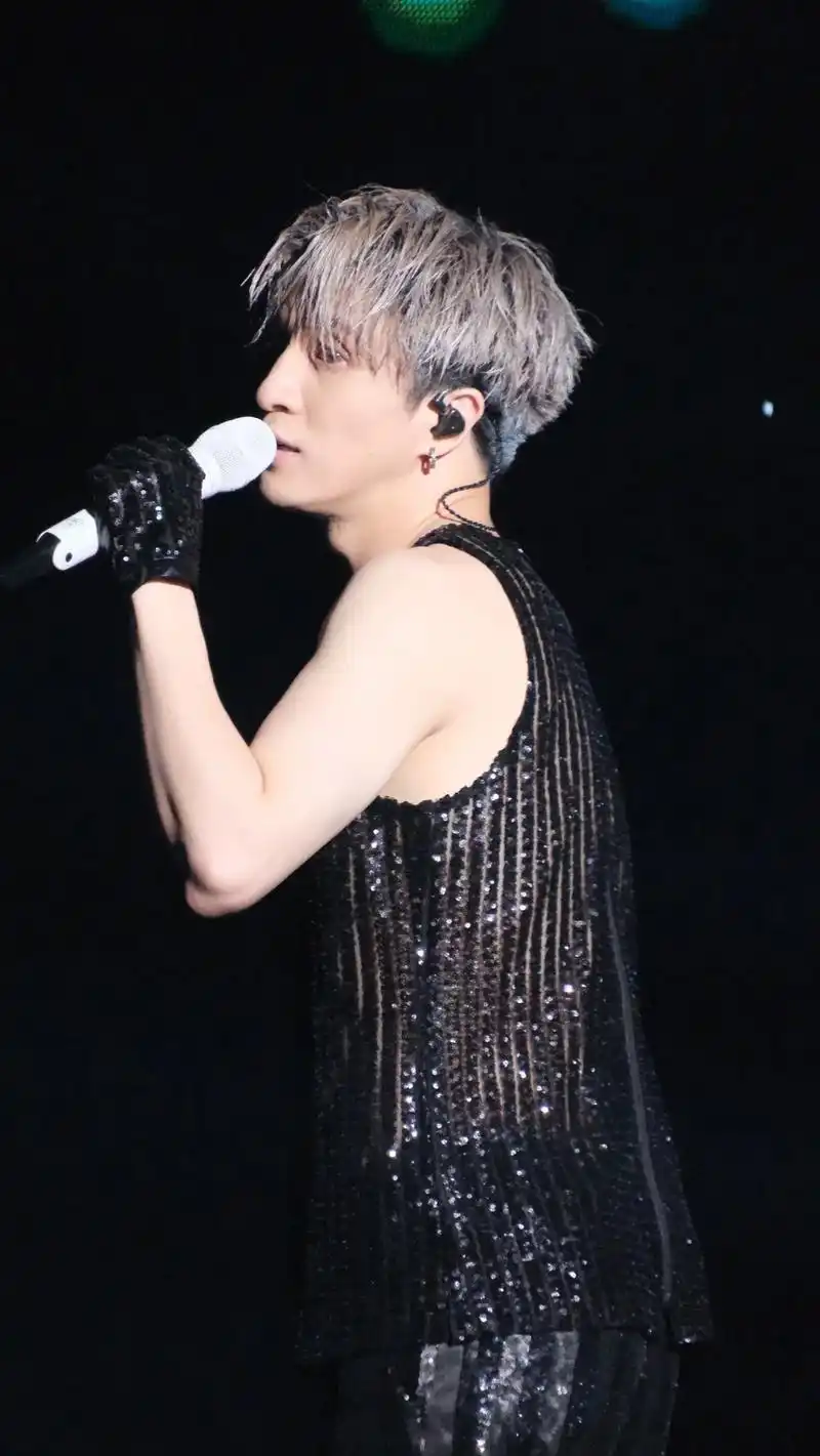 薛之谦成都演唱会高清图.#薛之谦 #天外来物薛之谦 #薛之谦 - 抖音