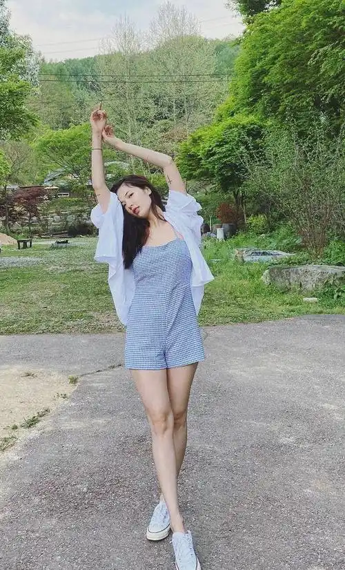 金泫雅真有料,吊带湿发太撩人!甜美耍酷两不误_锁骨_泳衣_的设计