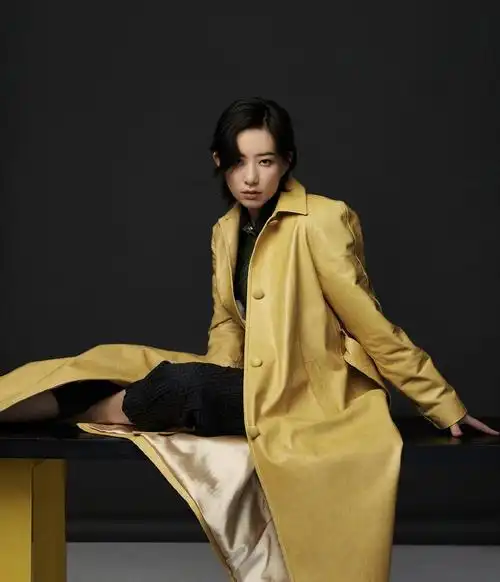 是乘风破浪翻红大赢家,爽朗直接性格大气,李斯丹妮秀冷峻大片