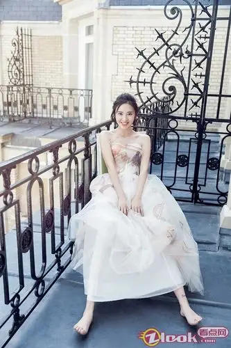 唐艺昕赤脚穿婚纱 随性浪漫