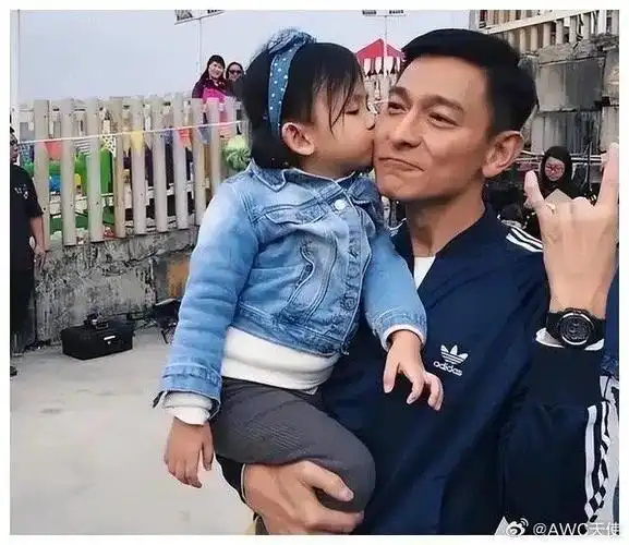 刘德华女儿迎12岁生日,眉眼神似妈妈,华仔否认为女儿追生弟弟!