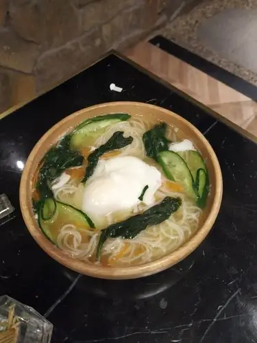 这是烧烤店为游游制作的生日蛋面.