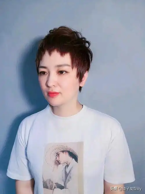 头发花白大姐做大卷,奔四奔五女性尝试个性短发,美到不敢相信