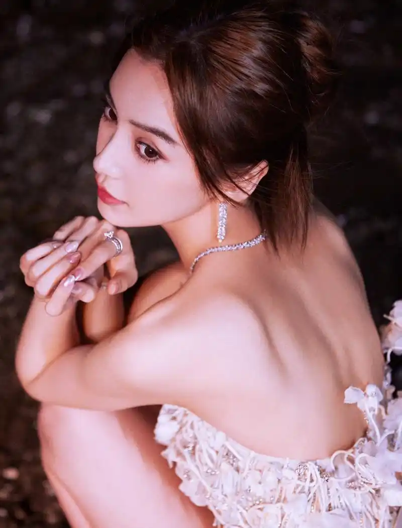 杨颖穿高开叉礼服秀出神仙长腿和纤纤玉足