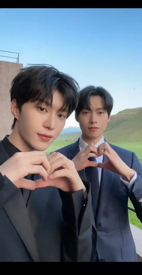 魏大勋范丞丞西装合体手势舞