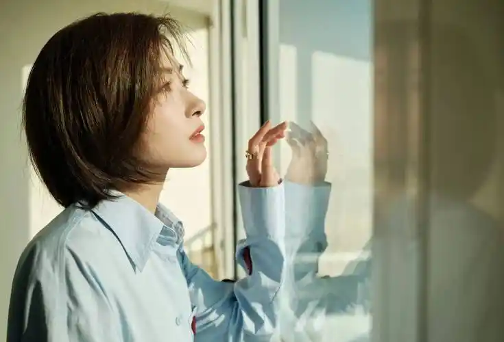 万茜穿衬衫搭配牛仔裙 窗边晒太阳氧气感十足_阳光_宁静_画面