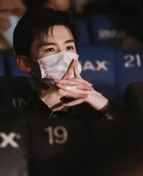 一张撑脑袋的,找了半天我没有找到,白鸽们可以给我分享分享嘛#白敬亭