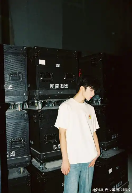 刘耀文胶片风侧颜随拍##刘耀文帅的好轻松