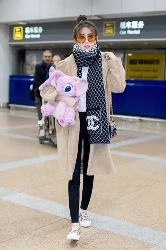 孟子义现身机场 时尚少女感甜美爆棚