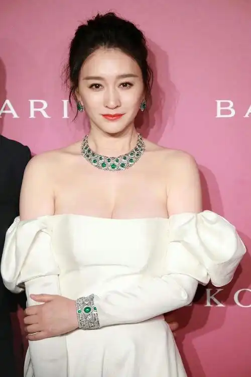 李小冉:娱乐圈的颜值巅峰,身材魅力引无数羡慕!