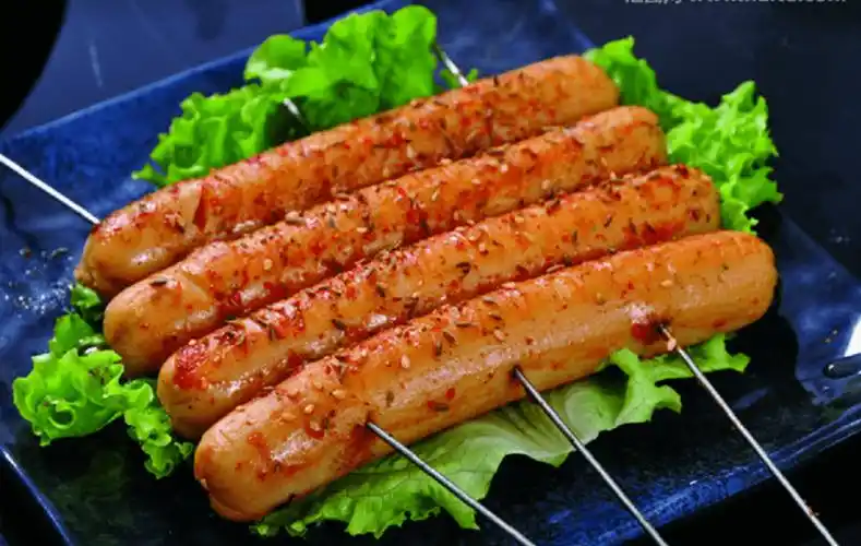 色泽诱人 烤着烤着 鸡肉肠的油滋滋往出冒鸡肉肠就不用说了 烧烤桌上