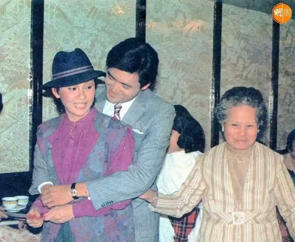 1983年2月13日,周润发和余安安举行婚礼,伴郎团有刘德华,谢贤,郑则仕