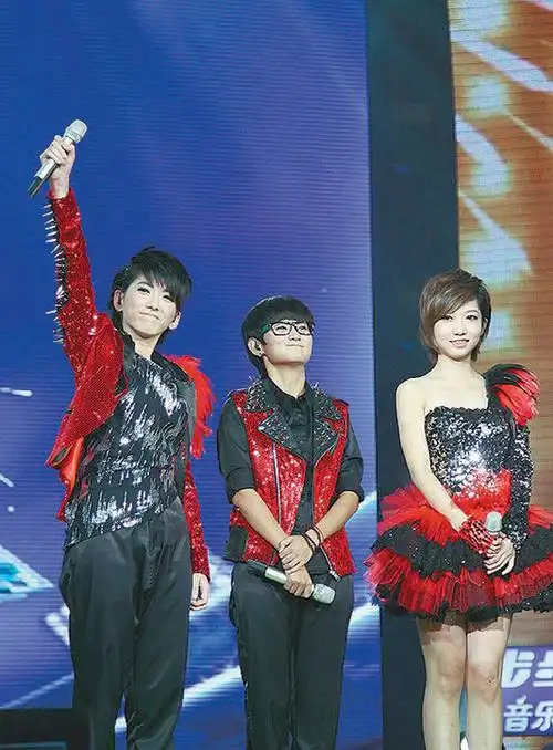 快乐女声16日晚"大结局" 哈尔滨女孩刘忻获季军