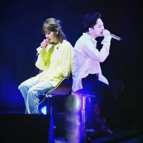 iu李知恩和gd权志龙的友情认证 互邀出席对方演唱会 还曾合作歌曲