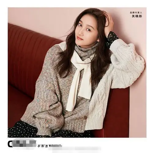 关晓彤代言服装宣传图黑眼圈严重肤色暗沉憔悴,和精修图差异巨大