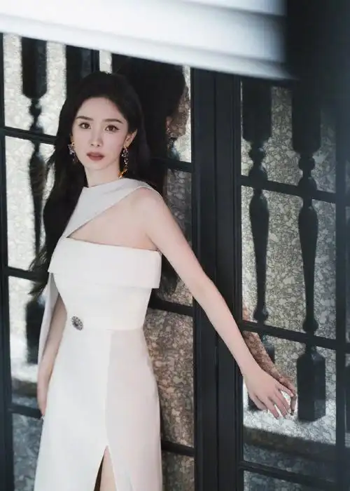 杨幂开叉披风白裙#杨幂 最新活动造型,纯白斜肩开衩披风礼服高加种