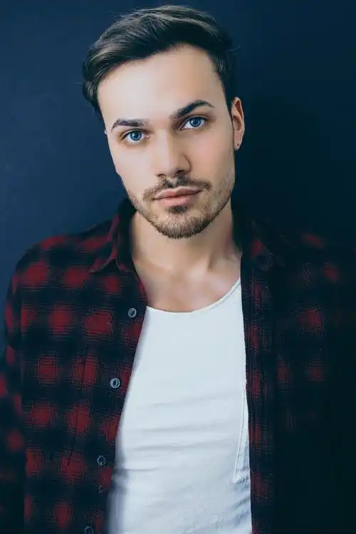 人特写镜头摄影佩带红色和黑夹克的帅气男性人物背景图片