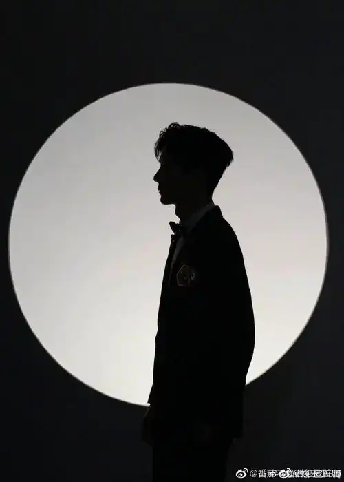 王一博祝大家中秋团圆幸福美满侧颜剪影好绝